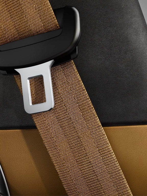 Interiøret i en Audi A8 med farvet Audi exclusive-sikkerhedssele.