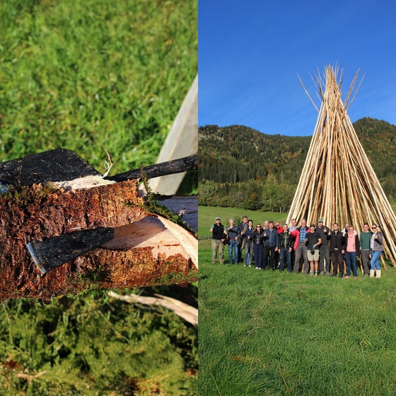 Links: Ein Holzstamm wird von Rinde befreit, rechts: Teambild vor einem hölzernen Tippi