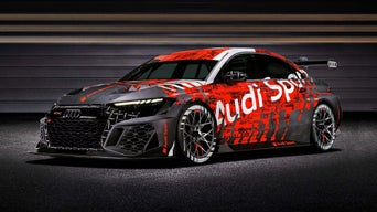 En Audi RS 3 med texten Audi sport på sidan.