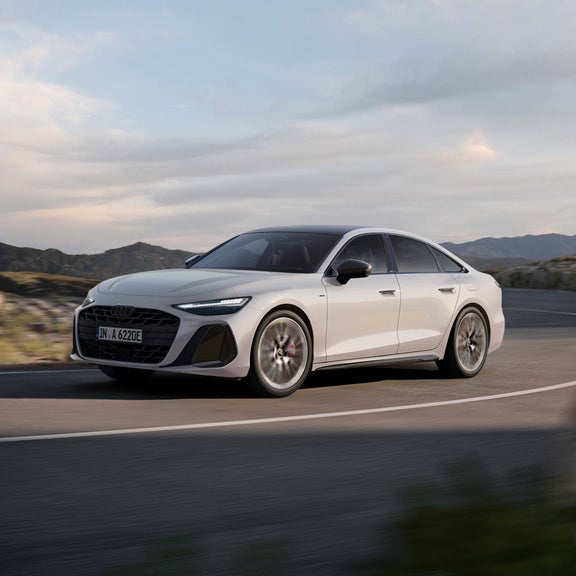 Vorderes Seitenprofil der A6 Limousine e-hybrid, welche um eine Kurve fährt.