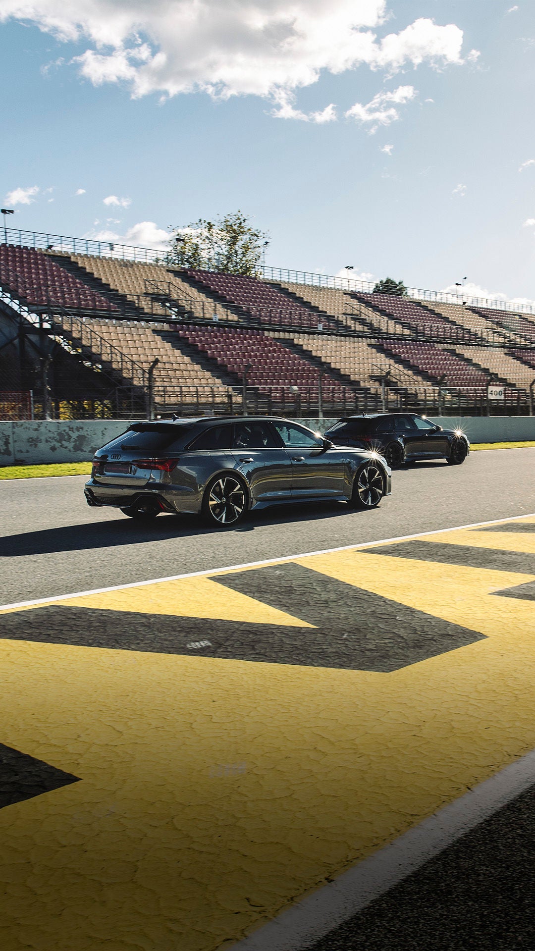 Foto de los hermanos Marc Márquez y Álex Márquez en el Circuit de Barcelona-Catalunya con sus Audi RS 6 Avant Performance. 