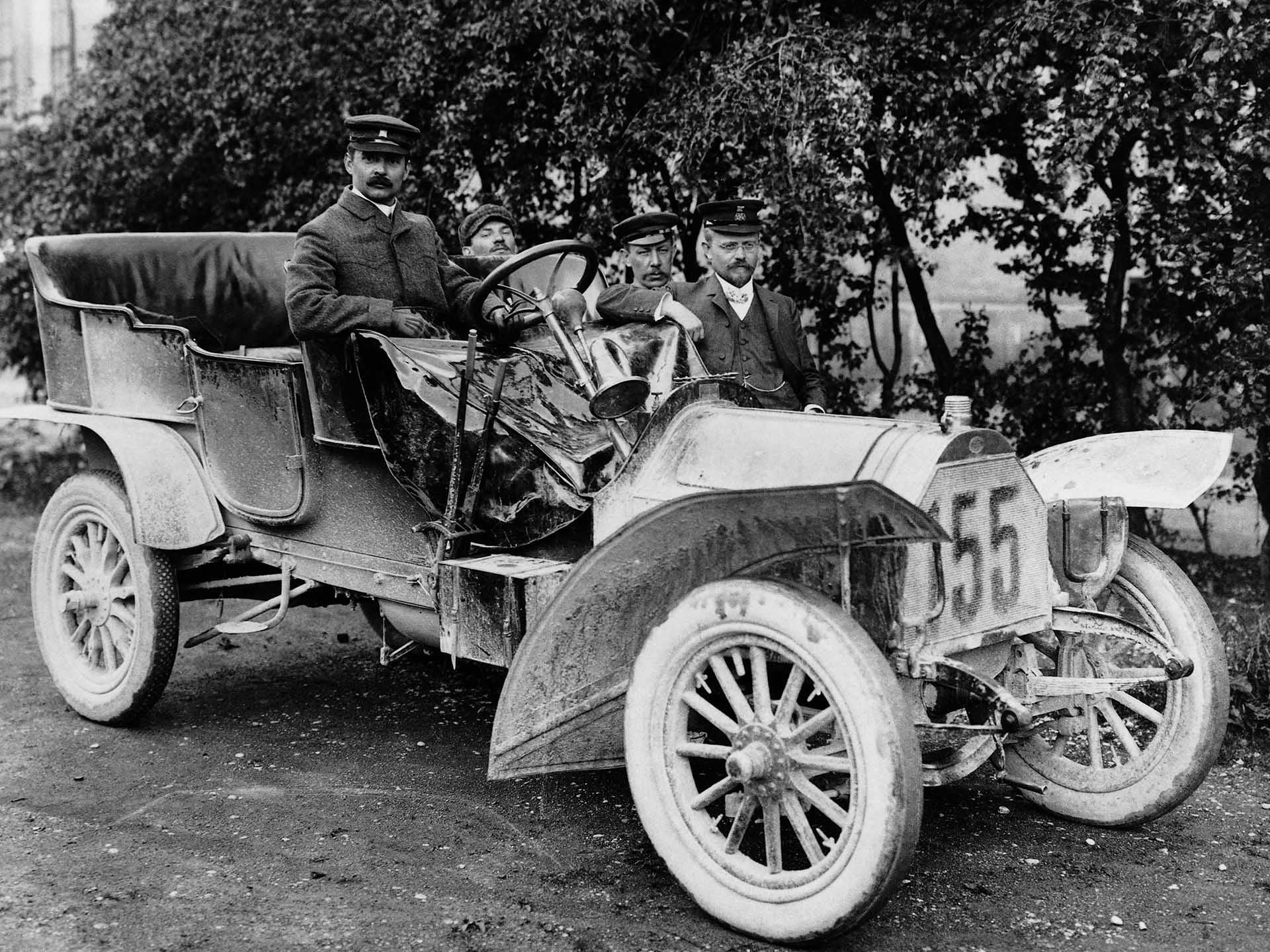 A picture showing a Horch race car.