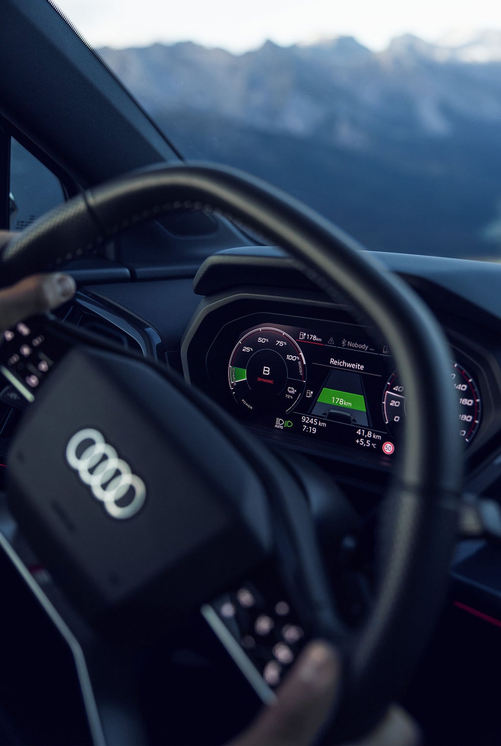 Das Audi virtual cockpit zeigt den Rekuperationsvorgang.