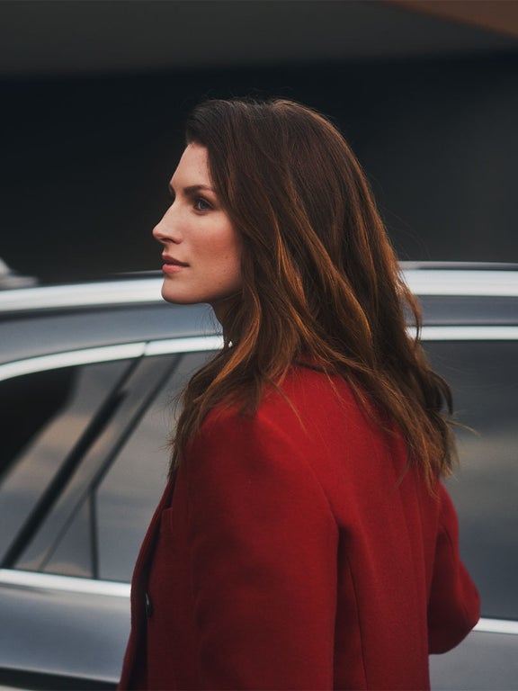 At the Audi Q5 TFSI stands a woman