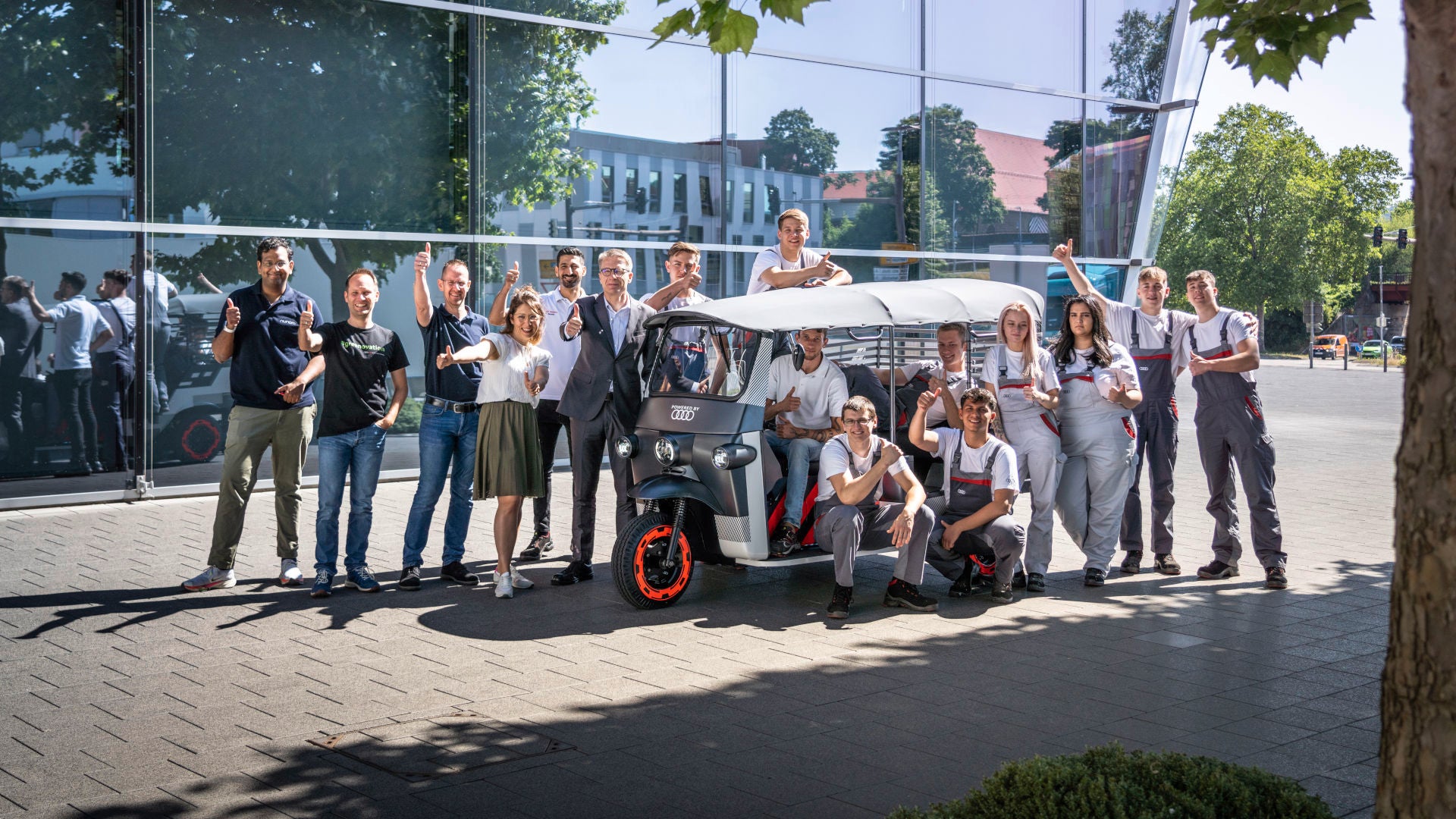 Gruppen posiert mit einer E-Rikscha