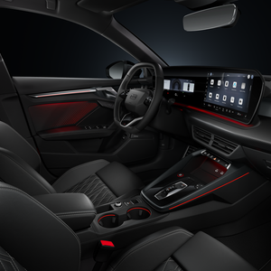 Blick von der Beifahrerseite auf das Cockpit mit Lenkrad, Mittelkonsole, digitale Displays und das Ambiente-Licht.