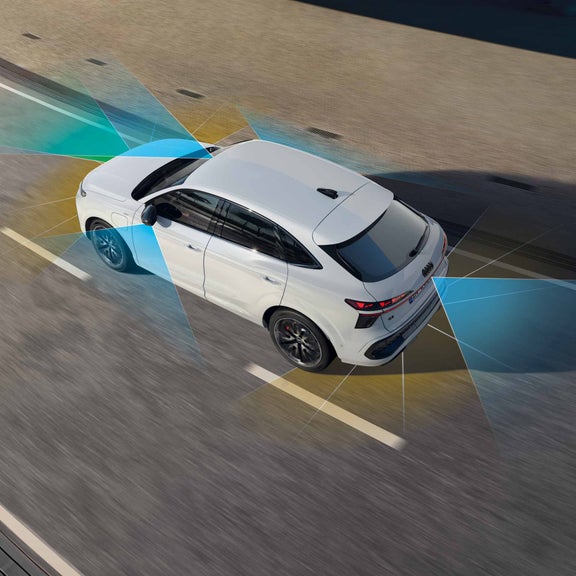 The Q3 Sportback on a public road. The image shows the adaptive driver assistance system's detection of lane boundaries, marked in blue and yellow.