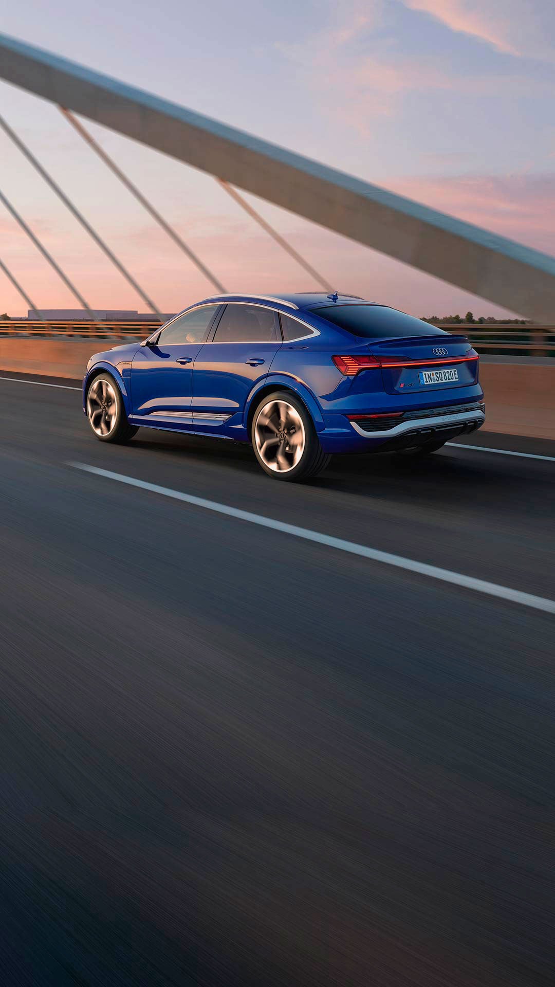 Side view Audi SQ8 Sportback e-tron