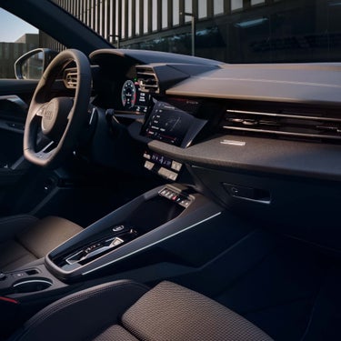Detailansicht der Mittelkonsole und des Armaturenbretts eines Audi mit Display und Klimasteuerung.