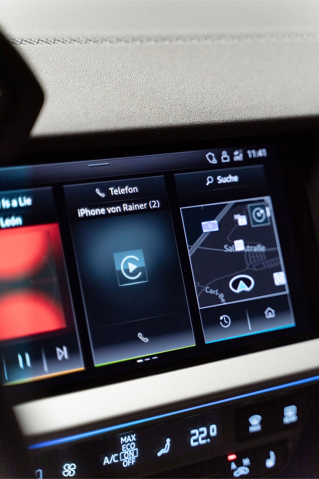 Zoom sur l'écran MMI central de la voiture.