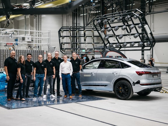 Team steht vor einem Audi