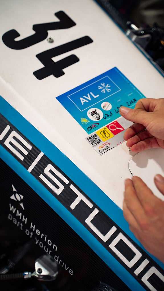 Zwei Hände befinden sich an einem Rennauto