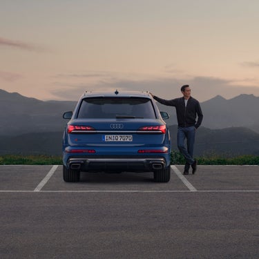 Rear view Audi Q7 SUV mit Model