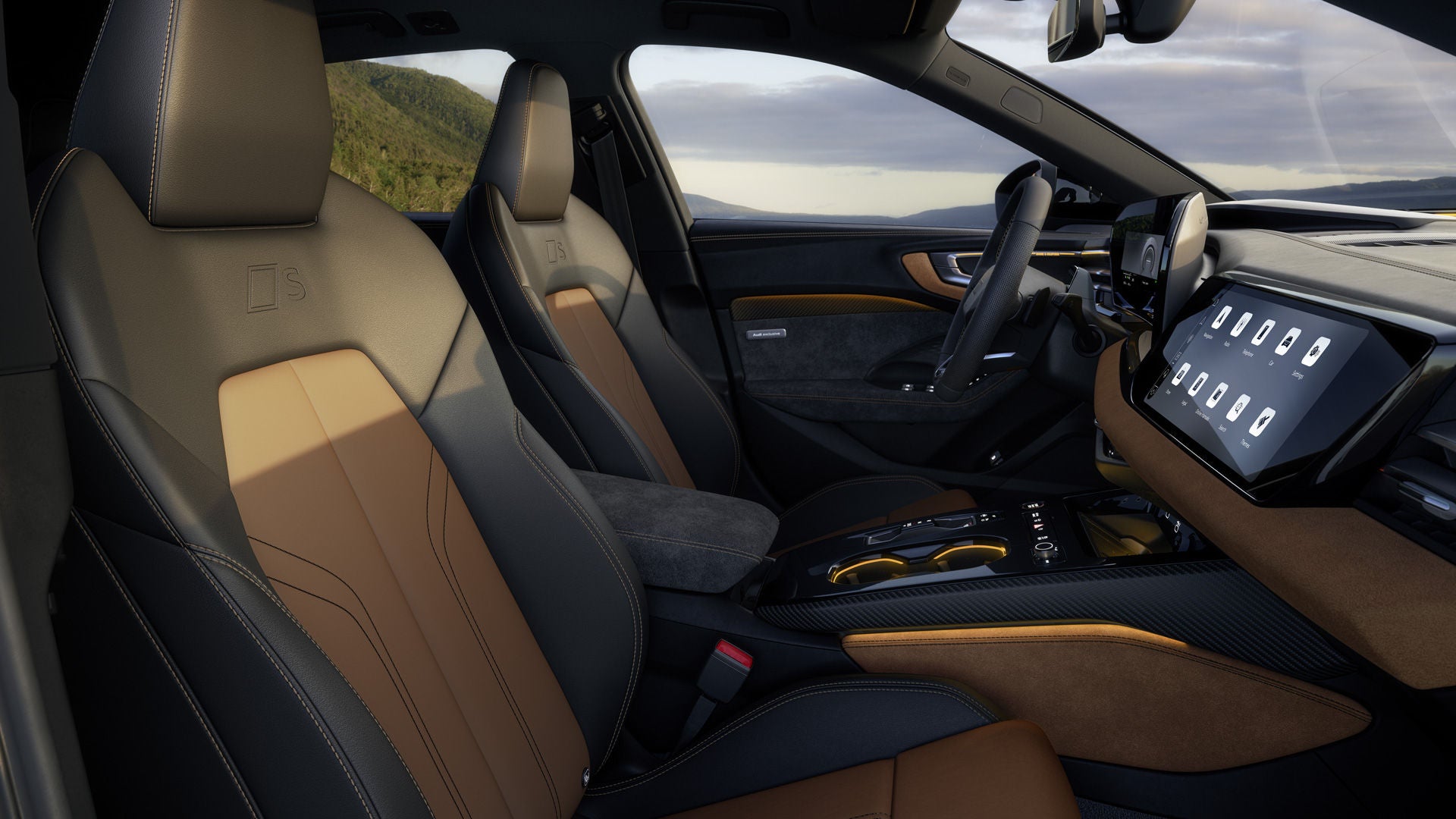 Utsikt genom passagerarfönstret in i förarhytten på A5 Avant e-hybrid. Interiören har svart klädsel med konjakbruna accenter.