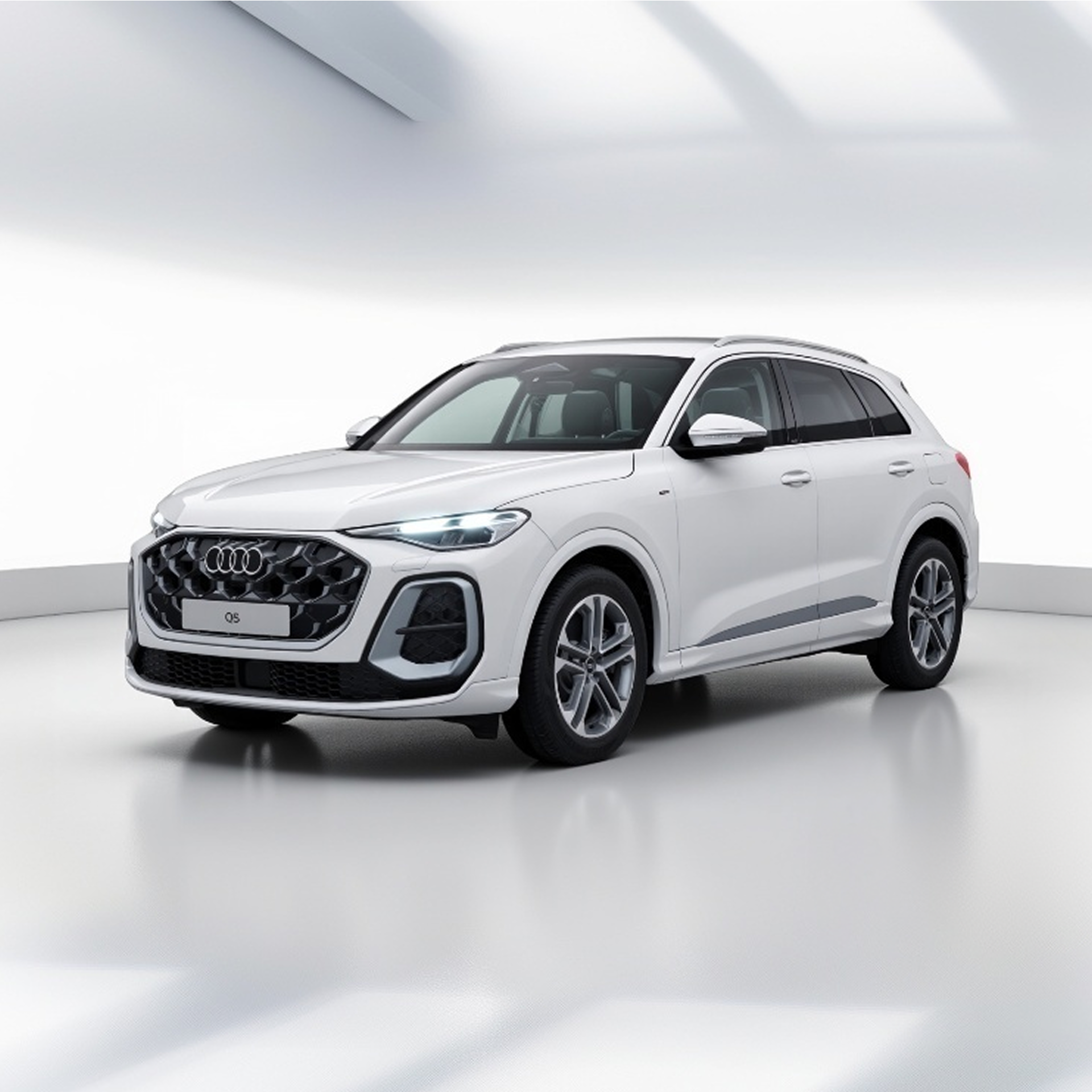 Dunkelgrüner Audi Q5 SUV, schräg von vorne fotografiert, vor weißem Hintergrund.