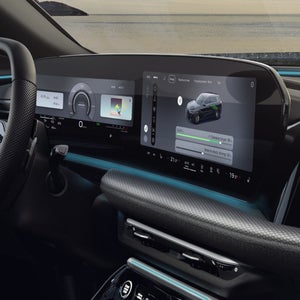 Närbild av de panoramadisplayerna i Q5 SUV e-hybridens cockpit.