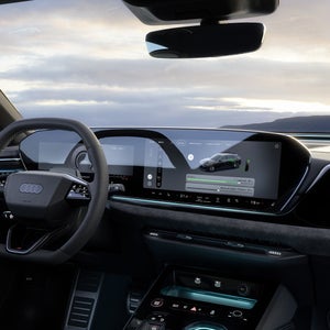 Blick auf das Panoramadisplay im Cockpit des A5 Avant e-hybrid.