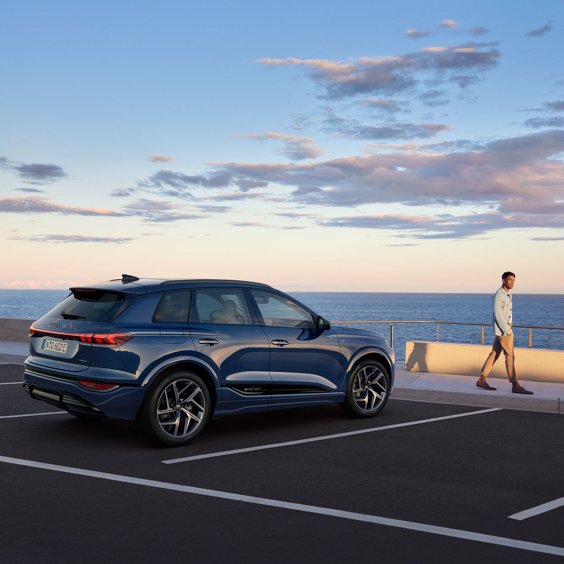 Ein Mann läuft neben einem Audi e-tron