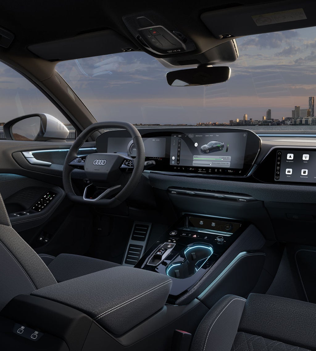 Blick in das Cockpit der A5 Limousine e-hybrid. Zu sehen sind unter anderem die Panoramadisplays und Ambiente Lichter.