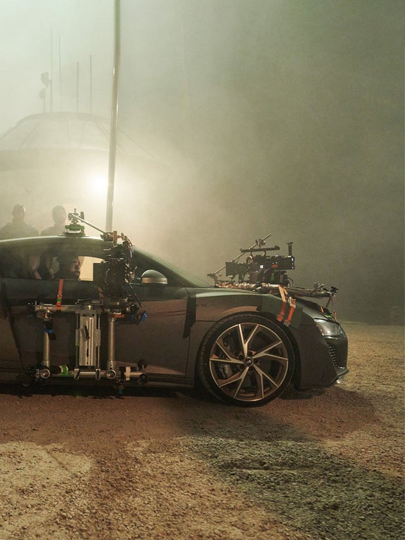 Z boku widać czarne Audi R8 V10. Na korpusie zamontowane są różne systemy kamer.