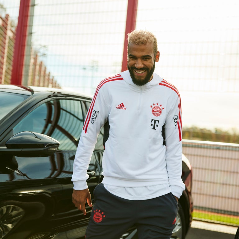 Maxim Choupo-Moting vor seinem neuen Audi