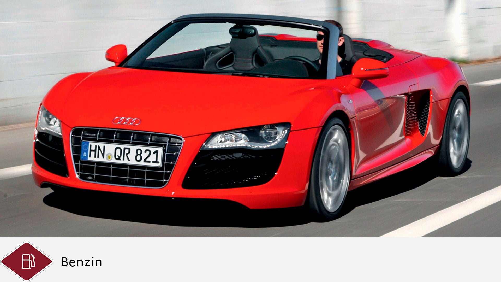 R8 Spyder in Rot offen auf Straße, Fahrer mit Sonnenbrille. Unten graues Dieselsymbol und rotes Benzinsymbol.