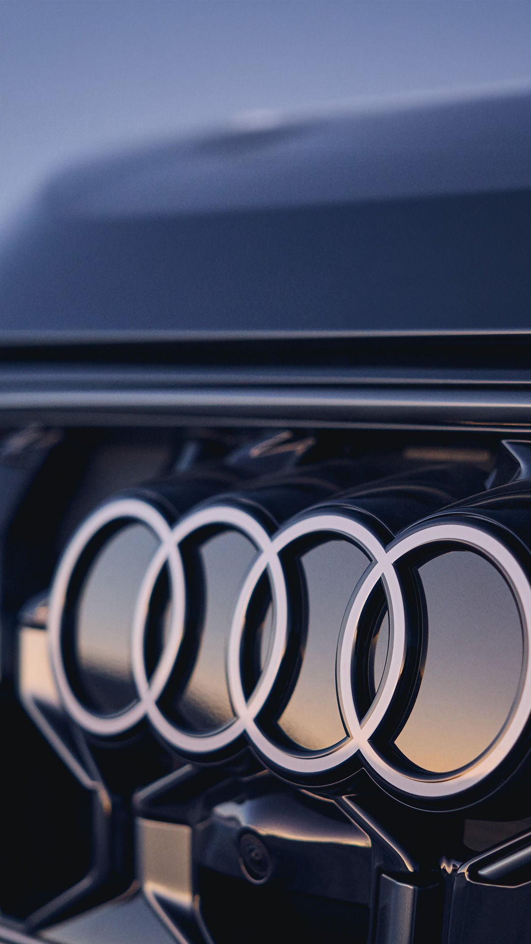 Nahaufnahme einer Front eines schwarzen Audi Modells mit schwarzen Audi Ringen.