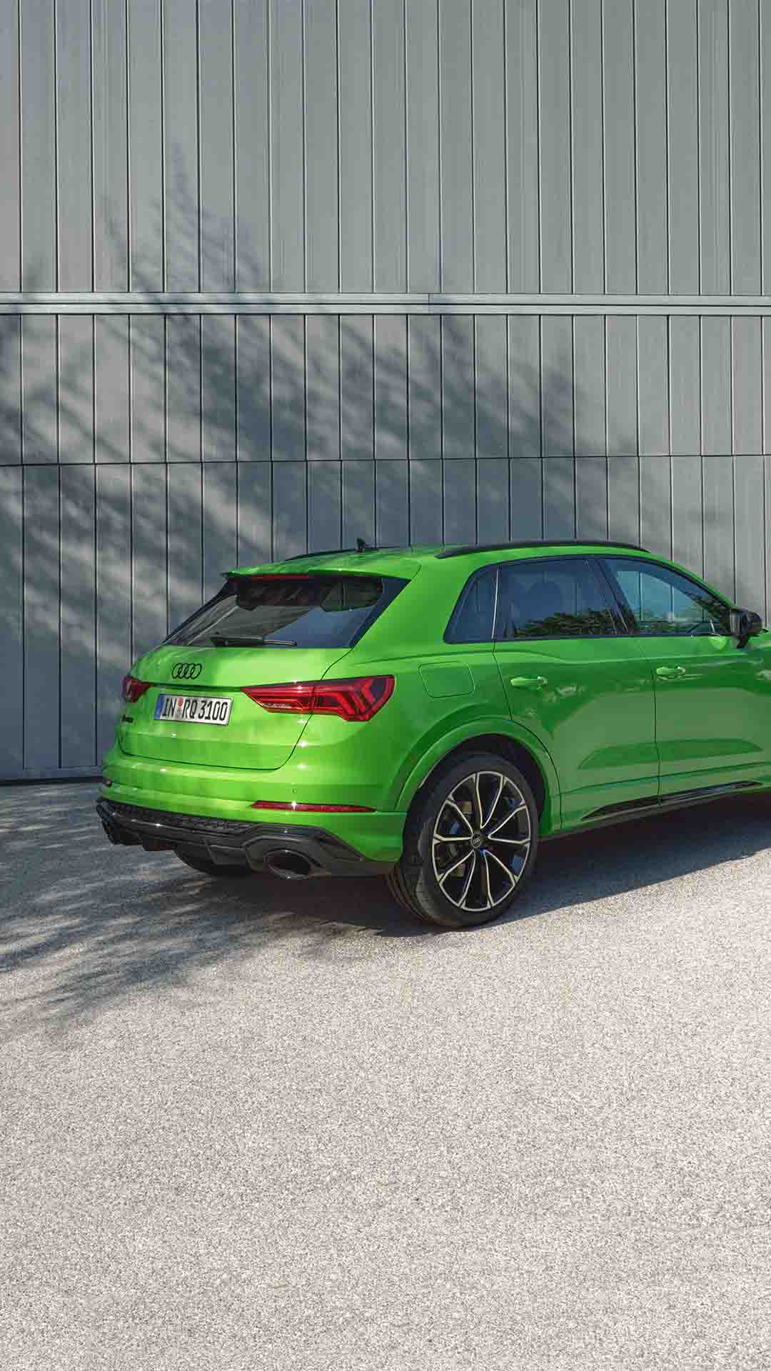 Foto de un Audi RS Q3 en verde Kyalami visto desde la parte lateral trasera. 