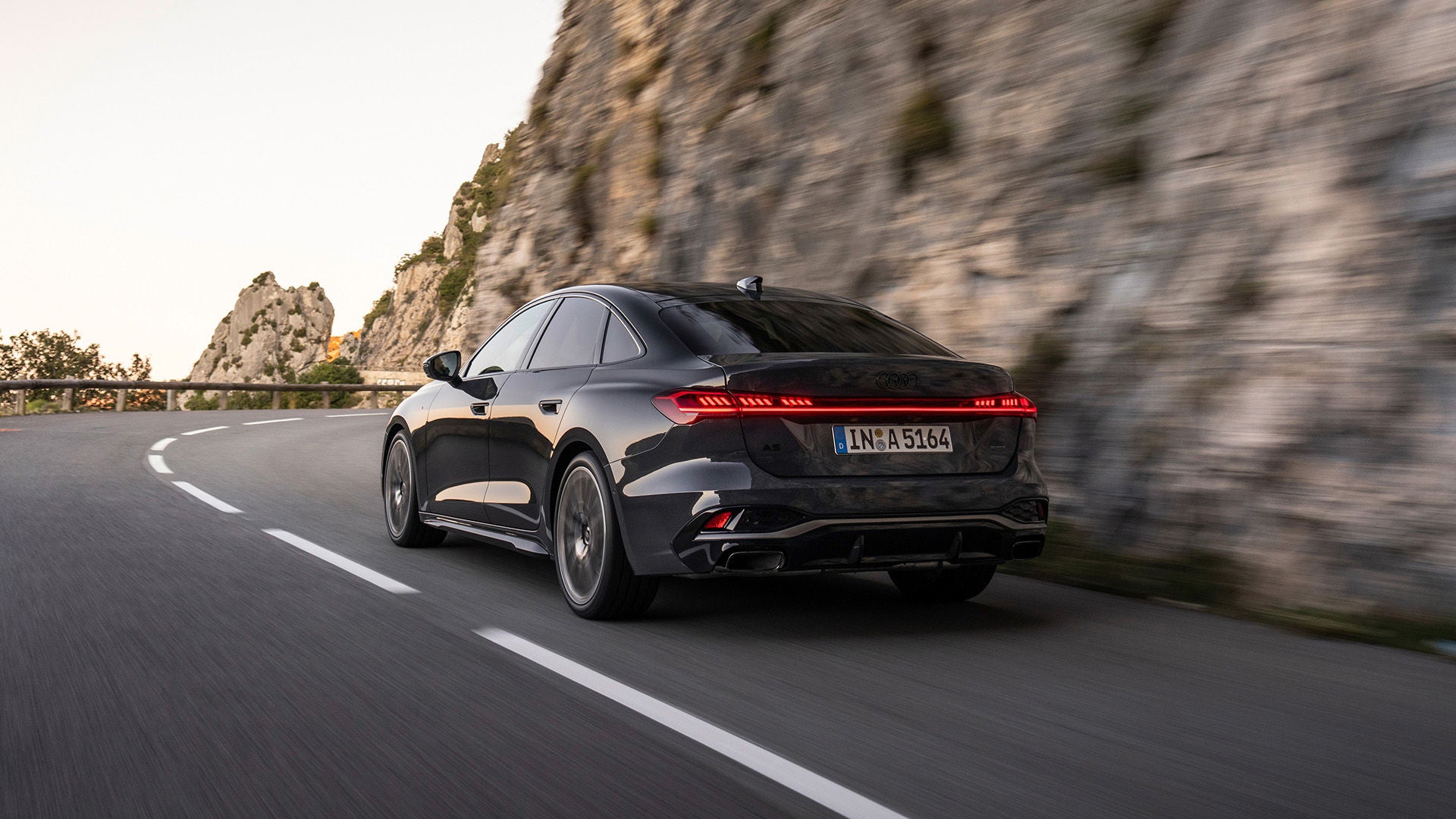Foto de los trabajos de mantenimiento adicionales en la inspección de un coche híbrido enchufable a los 2 años o 30.000 km. 