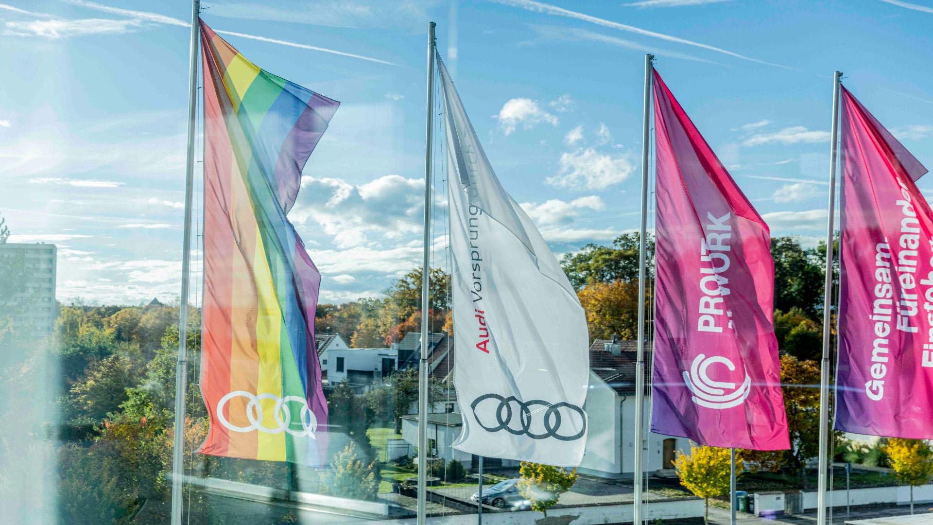 Fahnen auf dem Werkgelände zeigen den Zusammenhalt beim Thema Diversity & Inclusion.