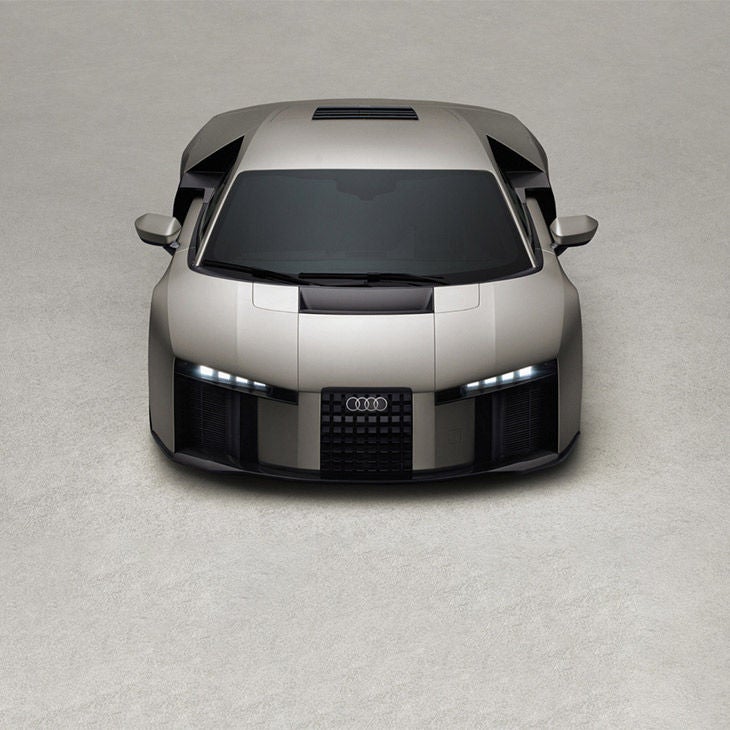 Vue de face de la supercar hybride Audi Nuvolari dans la nouvelle couleur Titanium.