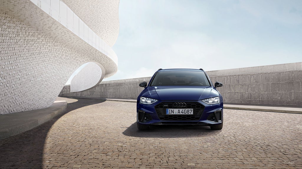 Framvy av en blå Audi A4