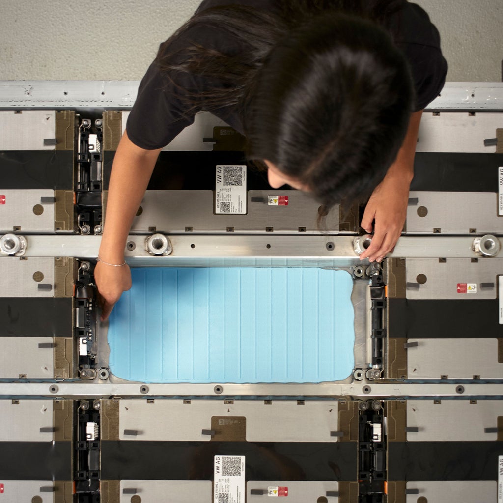 Aylin Reyhan steht an einem Gap-Filler von Audi