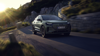 De Q4 Sportback e-tron gezien van schuin rechtsvoor.