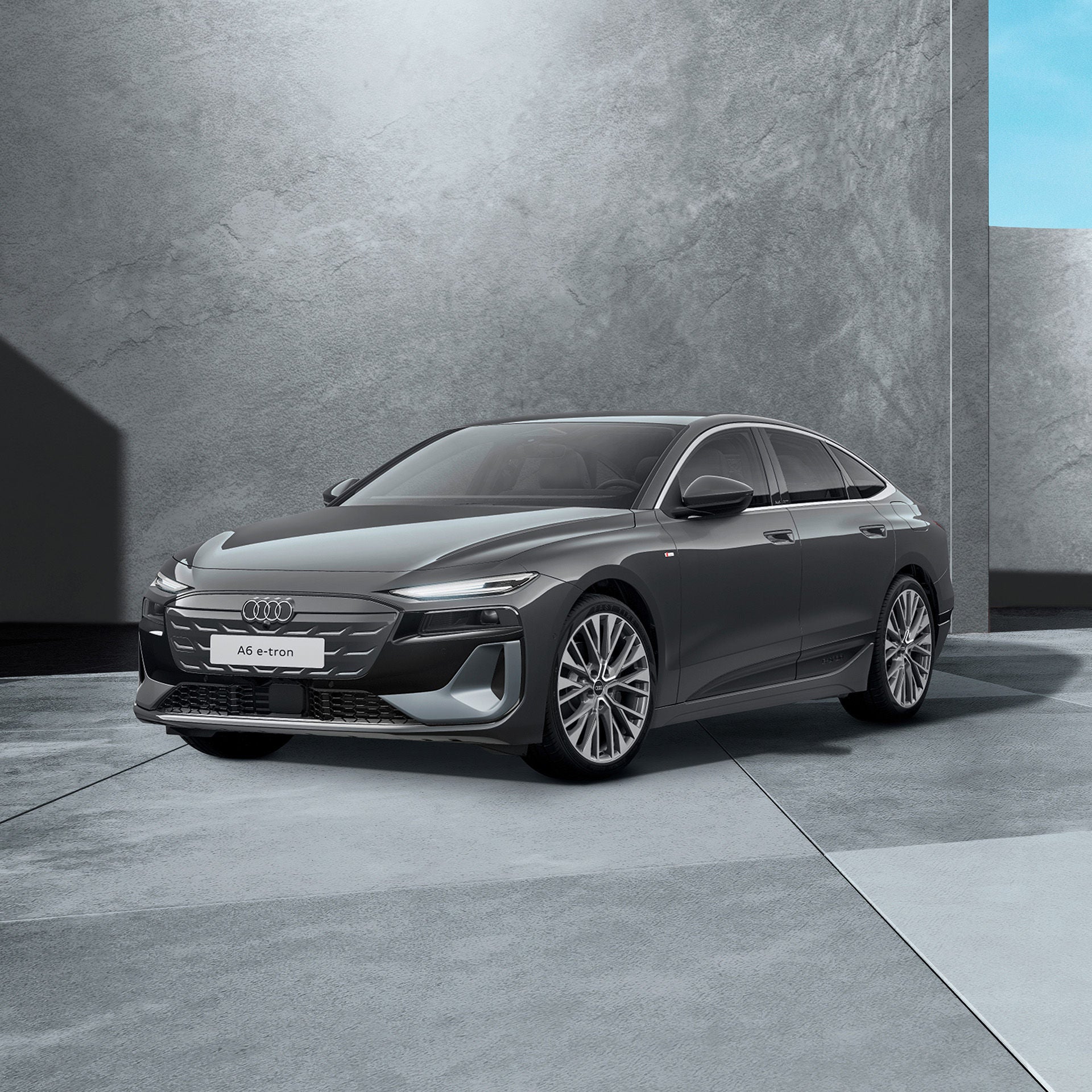 Ein schwarzer Audi A6 Sportback e-tron von schräg vorne fotografiert vor einer modernen Kulisse.