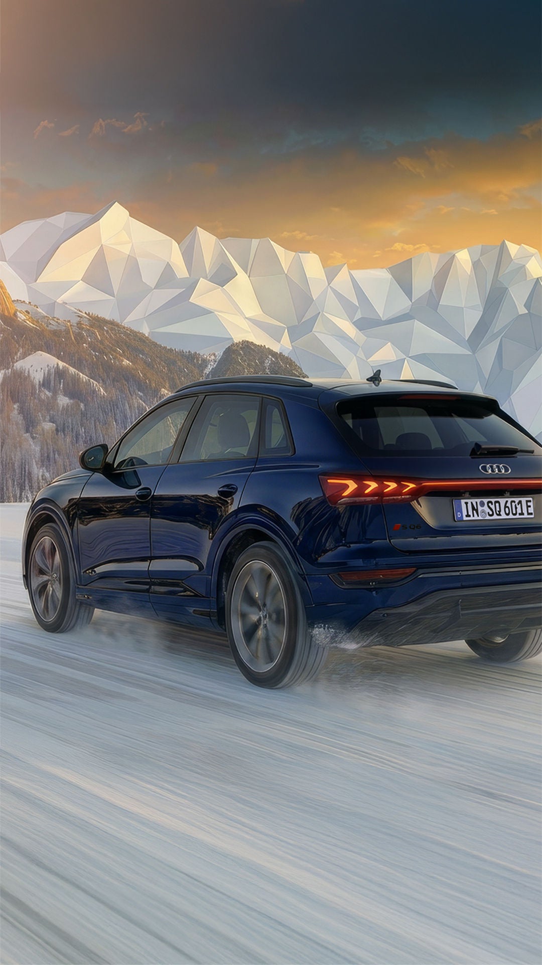 Dunkelblauer Audi SQ6 e-tron fährt auf Schnee; skizzierte, polygonale Bergkulisse im Sonnenuntergang.