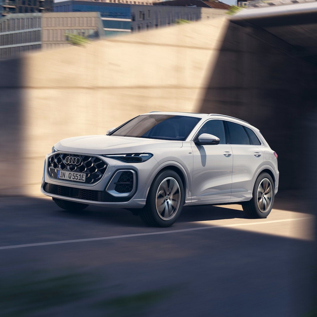Audi Q5 e-hybrid in marcia su una strada urbana