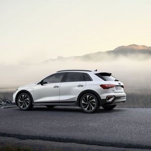 Een geparkeerde A3 allstreet e-hybrid met mist op de achtergrond.