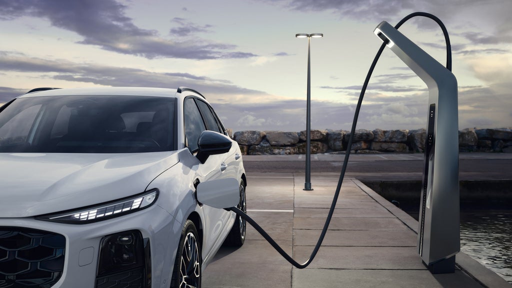 Audi Q3 SUV e-hybrid en train de charger sur une place de parking