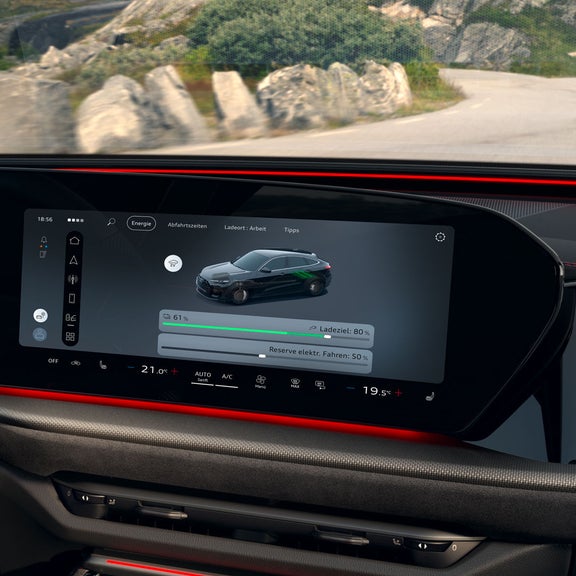Nahaufnahme des MMI-Displays im Q5 Sportback e-hybrid. Auf diesem wird der aktuelle Ladezustand sowie ein Slider zur Regelung der Reserve angezeigt.
