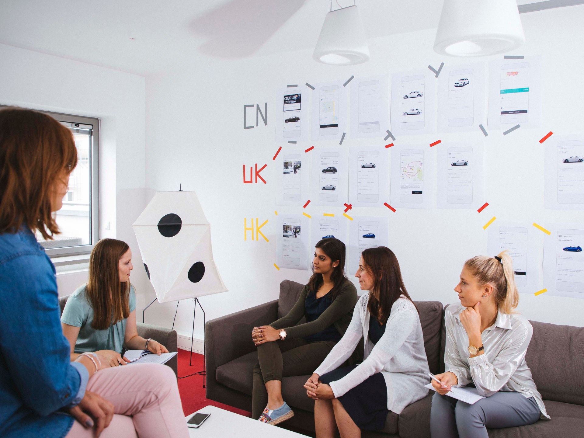 In a conversation with blog author Susanne Mellinghoff (l.), Audi employees explain which agile methods they use at ABI.