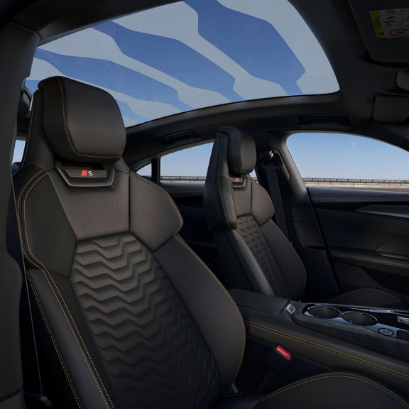 Blick in den Innenraum des Audi S e-tron GT mit Fokus auf das Panorama-Glasdach.