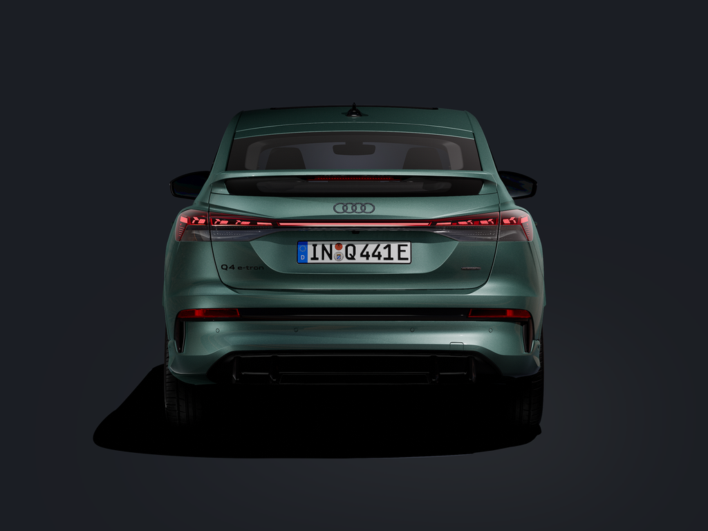Heckansicht des Q4 Sportback e-tron auf dunklem Hintergrund.