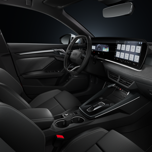 Blick von der Beifahrerseite auf das Cockpit mit Lenkrad, Mittelkonsole, digitale Displays und das Ambiente-Licht.