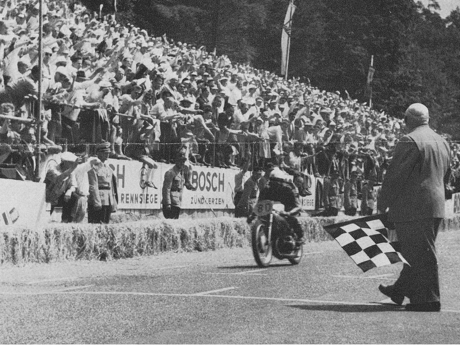 Das Foto zeigt ein DKW-Motorrad.