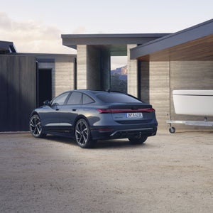 Een A6 Sportback e-tron rijdt lang de kust.
