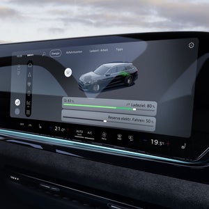 Nahaufnahme des MMI-Displays im A5 Avant e-hybrid. Auf diesem wird der aktuelle Ladezustand sowie ein Slider zur Regelung der Reserve angezeigt.