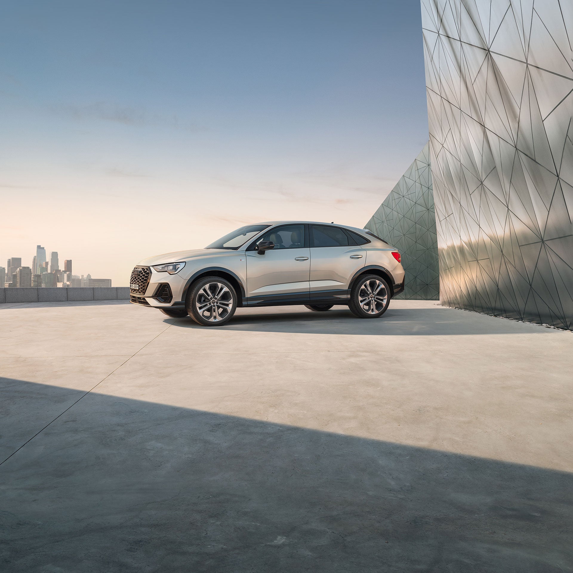 Audi Q3 Sportback in argento davanti alla facciata