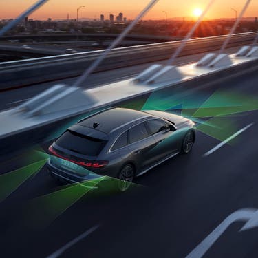 Ein grauer Audi S5 Avant fährt auf der Autobahn, grüne Flächen zeigen aktive Assistenzsysteme.