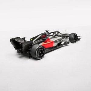 Leicht erhöhter Blick von schräg hinten auf den Audi R26.